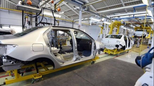 رئيس الوزراء يعلن التعاقد مع شركتين عالميتين لإنتاج السيارات في مصر